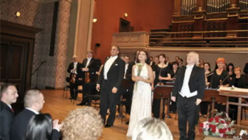 Народная артистка РК Н. Усенбаева получила золотую статуэтку и диплом «Golden Europea»