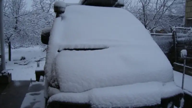 В Алматы из-за выпавшего снега снова образовались километровые "пробки"