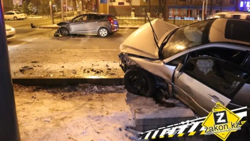 В Алматы, в результате мощного столкновения, машины раскидало по Абая в разные стороны