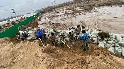 Военнослужащие Минобороны помогают в борьбе с наводнением на западе страны, фото - Новости Zakon.kz от 13.03.2023 16:58