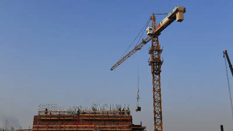 Кран упал на жилой дом в Нур-Султане