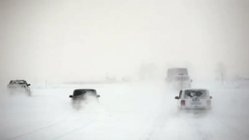 В трех областях Казахстана ограничили движение на автодорогах, фото - Новости Zakon.kz от 17.12.2013 02:22