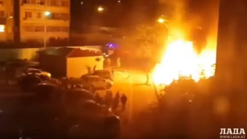 В Актау одновременно сгорели две автомашины