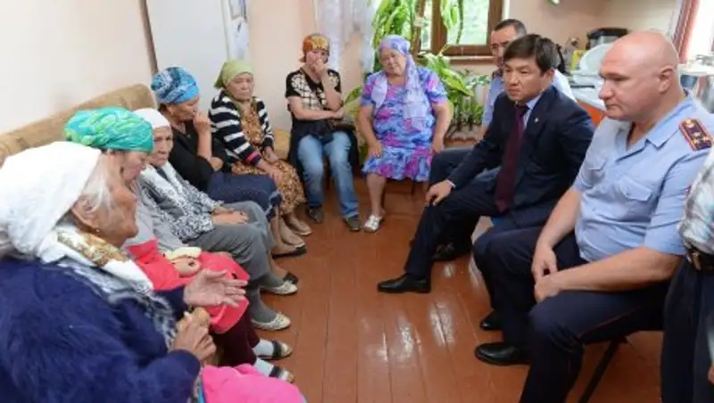 Аким Алматы выразил соболезнования родным полицейского, погибшего в ходе перестрелки