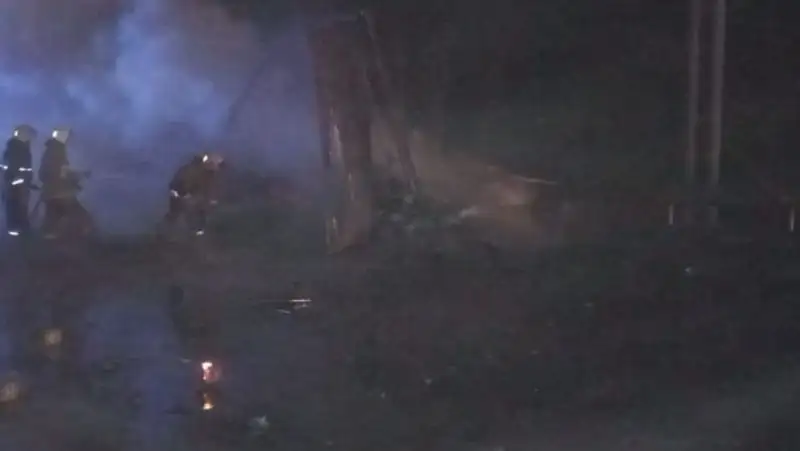 Фура с пиротехникой загорелась на ночной трассе — фейерверк попал на видео