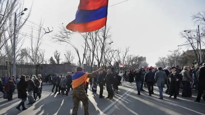 Группа протестующих против Пашиняна ворвалась в здание правительства