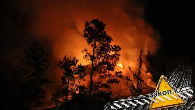 В Алматы загорелось двухэтажное здание