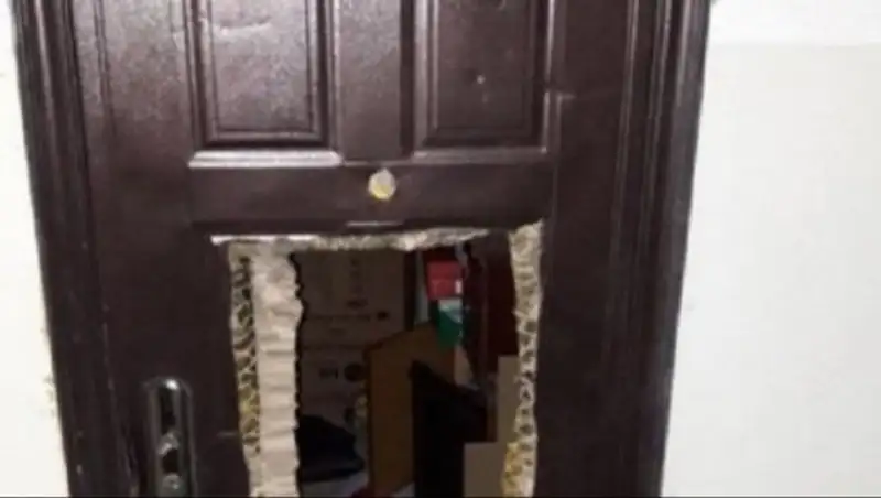 Железную дверь разрезали ножом квартирные воры в Караганде