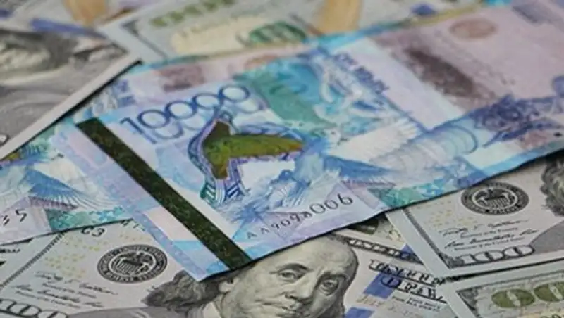 Тенге ослабляется: 335,85 за доллар на утренних торгах