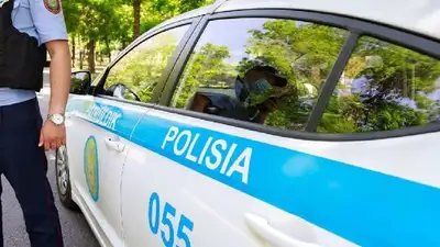 В Уральске полицейская машина врезалась в автомобиль, фото - Новости Zakon.kz от 27.10.2023 06:57