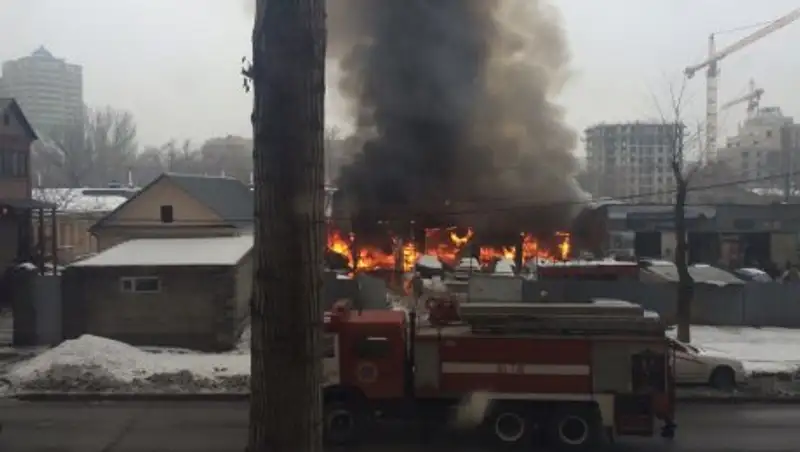 Пожарные предотвратили взрыв баллона при пожаре на СТО в Алматы