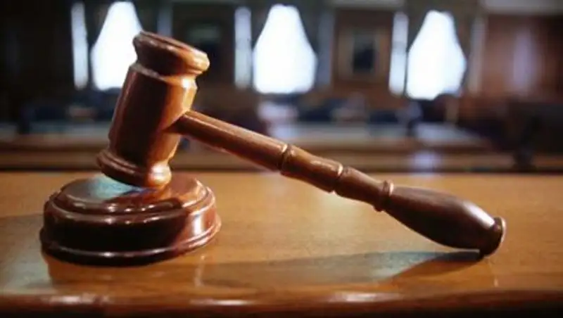 Надзиратель тюрьмы, обвиненный в изнасиловании заключенной, готов сам воспитывать ребенка