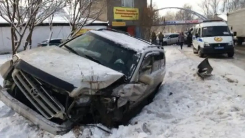 Алматинка с двумя детьми в машине стала причиной ДТП