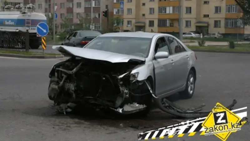 Несоблюдение ПДД закончилось серьезной аварией в Алматы