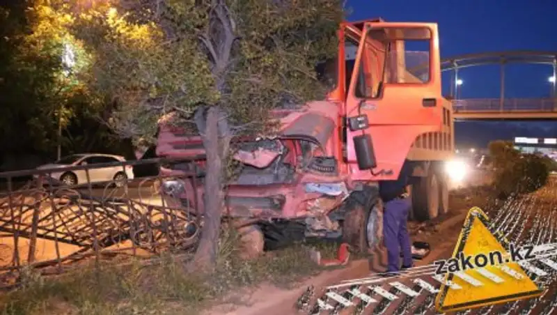 В Алматы грузовик снес забор и сломал дерево, водитель скрылся