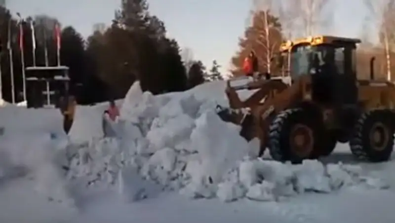 На Урале трактор снес снежный городок во время игры детей