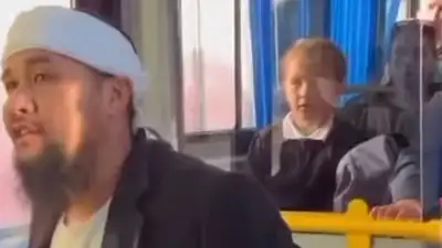 Ударил пассажира и убежал через окно: странного мужчину задержала полиция в Актобе , фото - Новости Zakon.kz от 24.09.2023 20:02