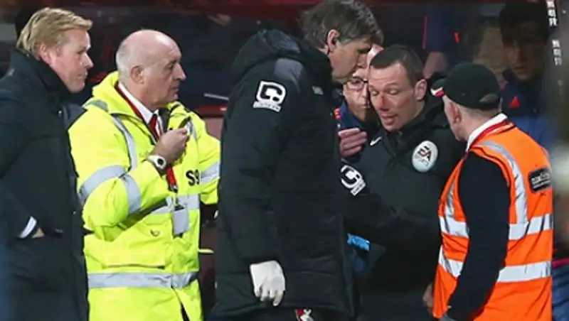 Судья потерял сознание во время матча английской премьер-лиги