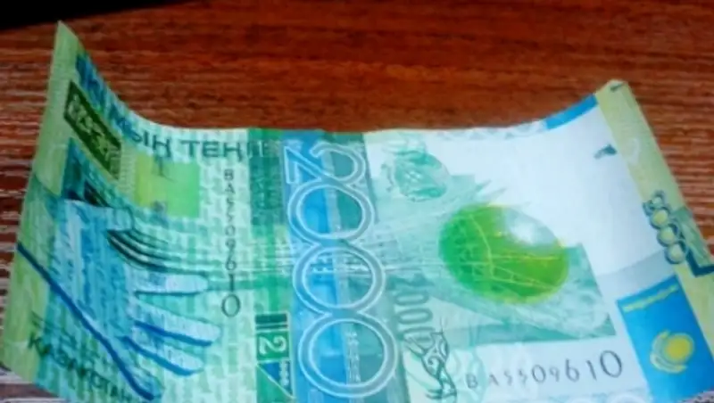 Девушку с поддельными деньгами задержали на ж/д вокзале в Астане