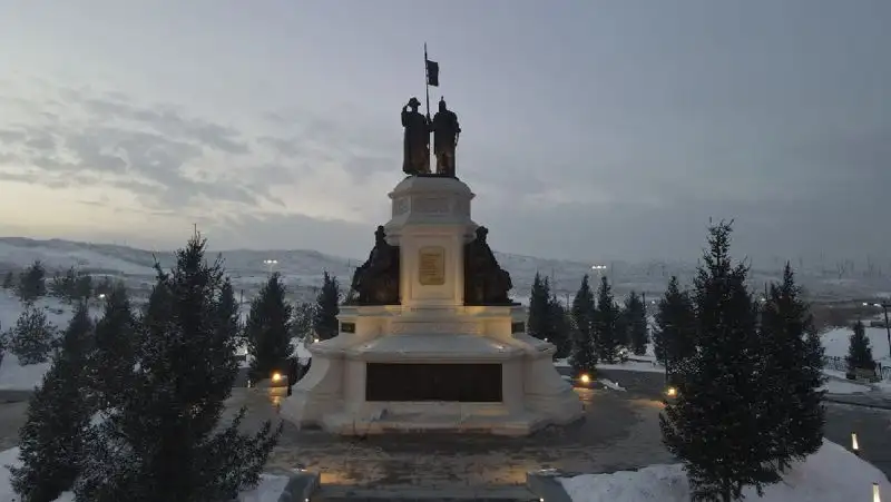 памятник Усть-Каменогорск, фото - Новости Zakon.kz от 11.12.2021 14:14