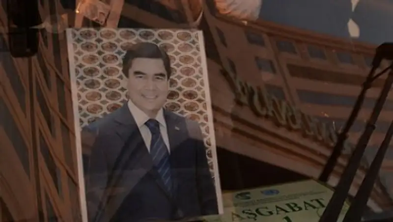 В Туркменистане портреты президента заменили туалетную бумагу