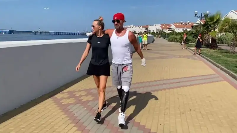 Роман Костомаров опубликовал новое видео с прогулки