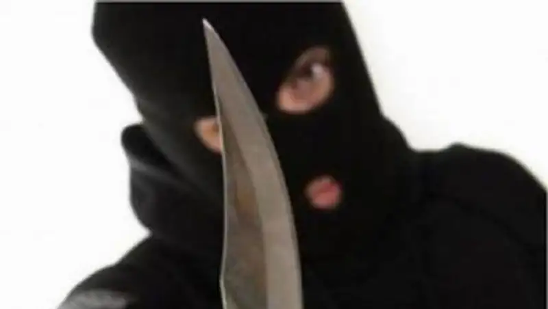 В ЗКО неизвестные избили и ограбили пожилую женщину