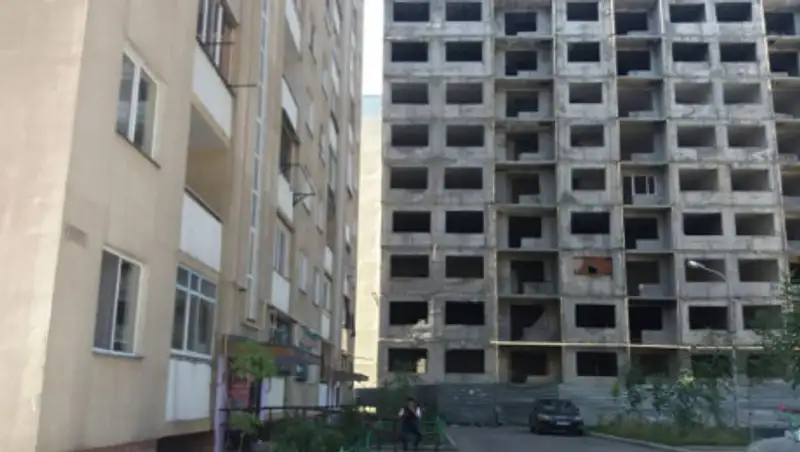 Накренившиеся дома в алматинском микрорайоне перестали выравнивать