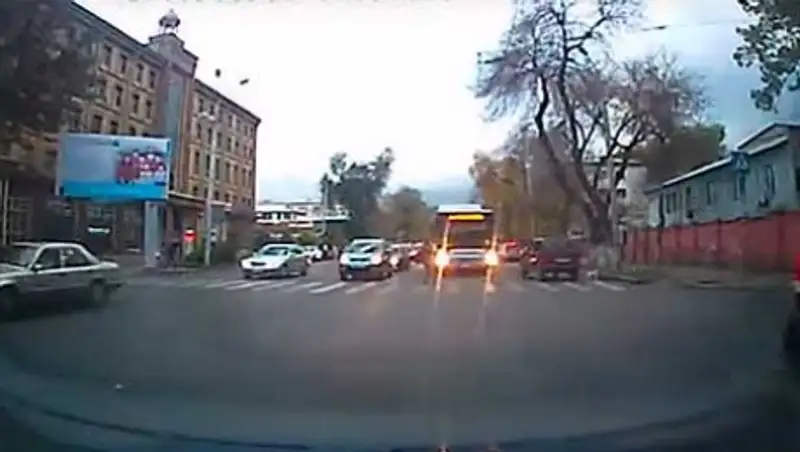 В Алматы наказан водитель автобуса, который на встречной полосе чуть не сбил пешехода
