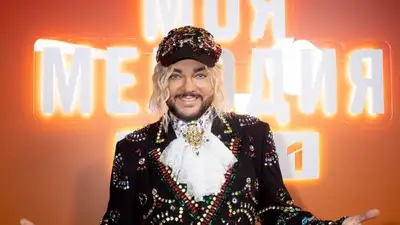 Филипп Киркоров потрогал фанатку за грудь, фото - Новости Zakon.kz от 03.04.2023 17:31