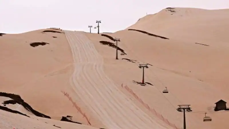 В Грузии снег стал розовым