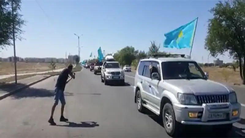 Более сотни автомобилей колонной проехались по улицам Талдыкоргана в честь Дня Конституции