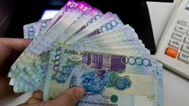 В Караганде полицейский вымогал деньги у предпринимателя за возврат изъятой пиротехники