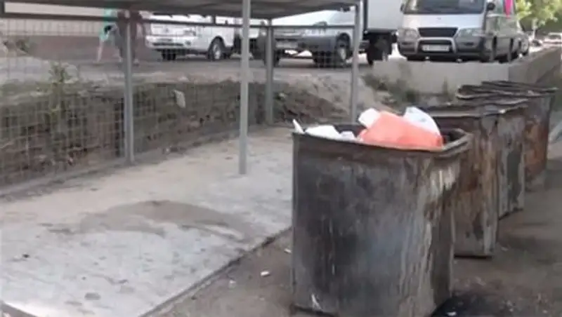 В Шымкенте мусорные контейнеры выставлены прямо на дороге