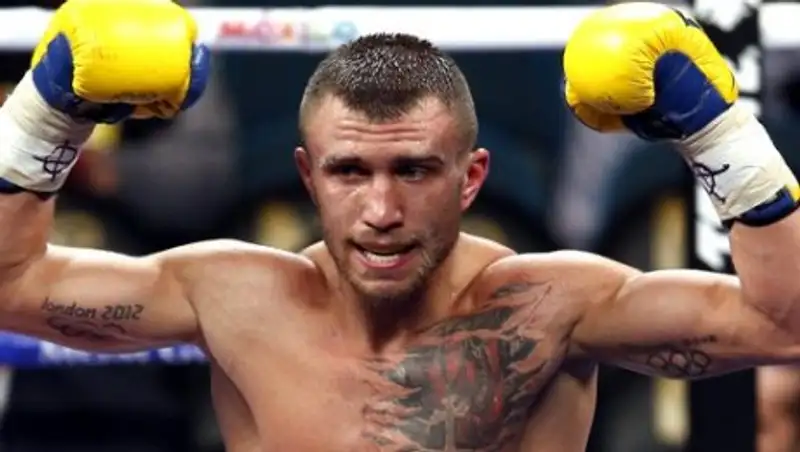 Ломаченко техническим нокаутом победил Уолтерса и защитил титул чемпиона мира