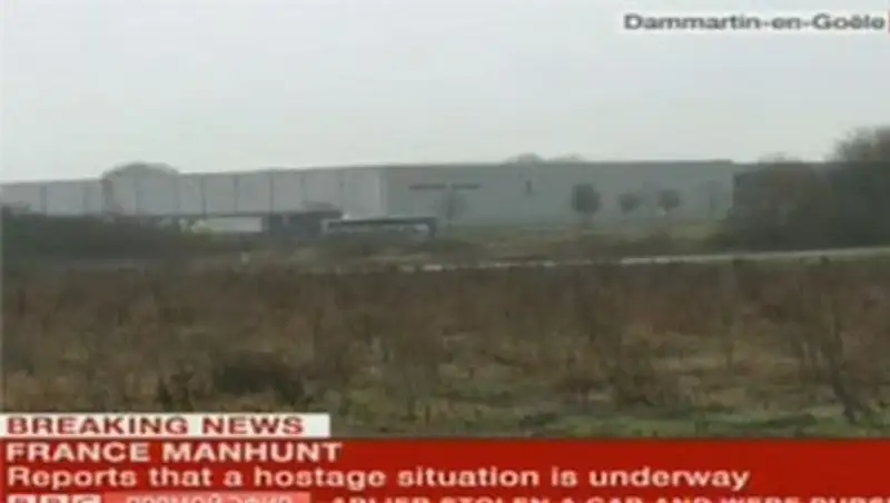 Спецоперация в пригороде Парижа: задержание братьев Куаши транслируют в прямом эфире