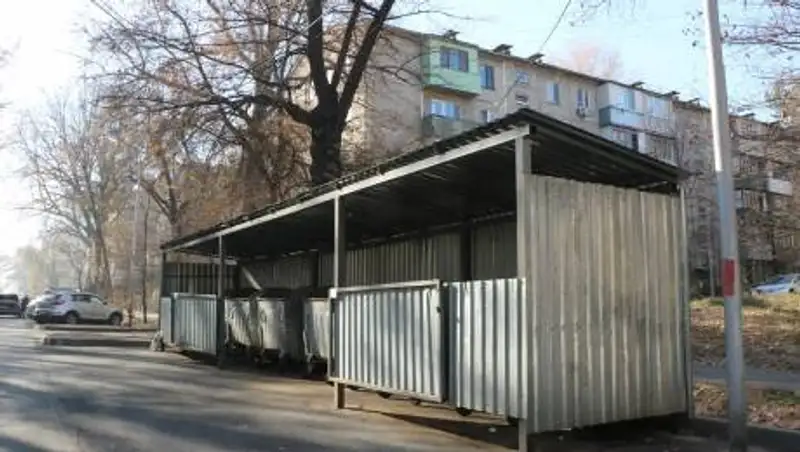 Скандал из-за мусорной площадки разгорелся в Алматы
