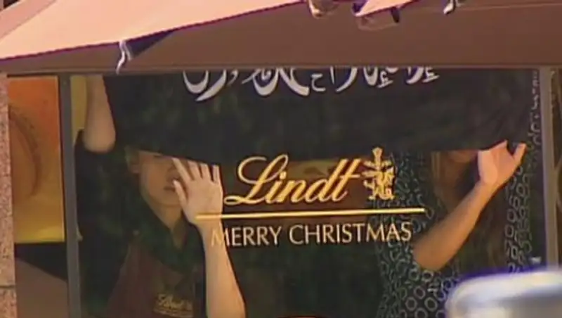 Захвативший кафе в Сиднее сообщил о заложенных в городе бомбах