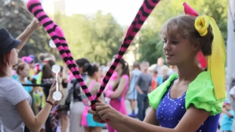 Из-за проливного дождя перенесен цирковой парад в Алматы