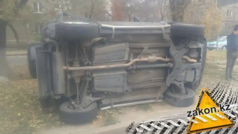 В Алматы в крупном ДТП перевернулся RAV4
