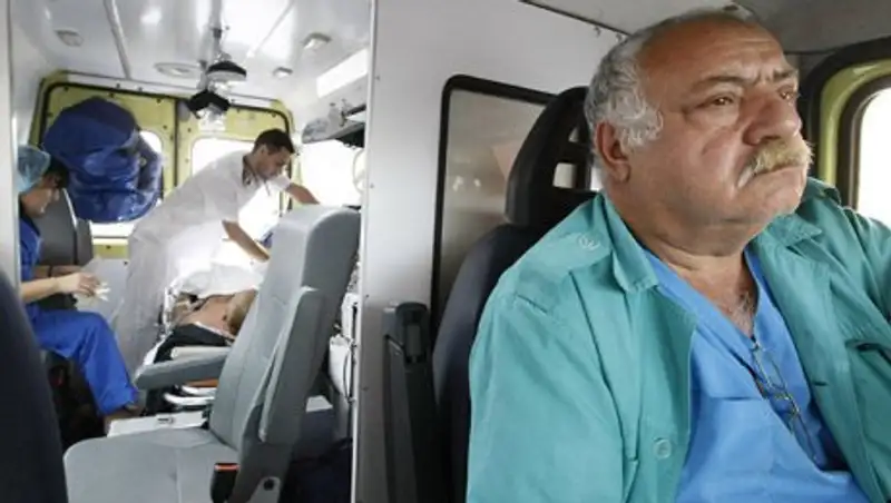 В Семее водителя неотложки избили из-за парковки