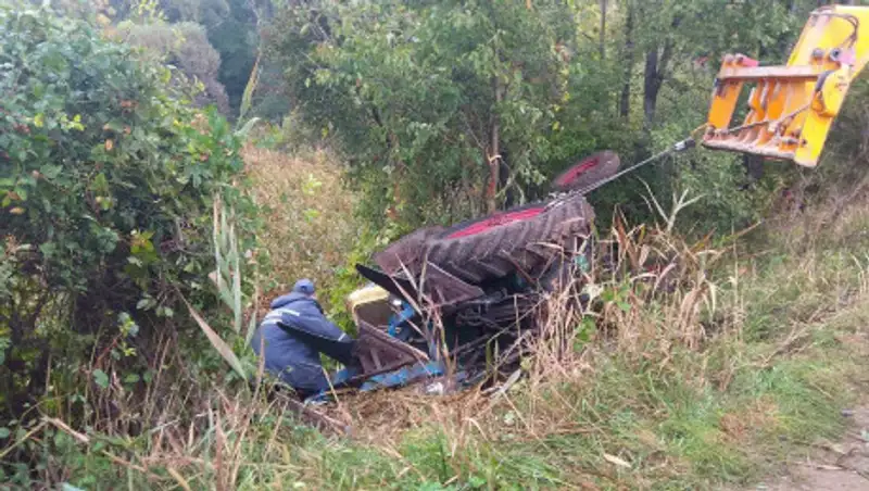 Перевернувшийся трактор зажал мужчине ноги