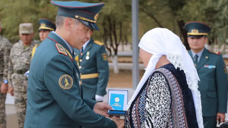 Военнослужащих, погибших в Арыси, посмертно наградили