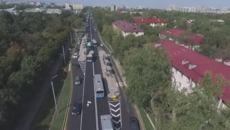 "Резинит" и набирает пассажиров. Видео с автобусами на "встречке" БРТ опубликовали в Сети