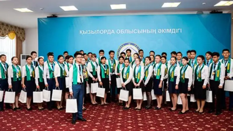 Кызылординские одаренные школьники получили от акима области путевки на «ЭКСПО»