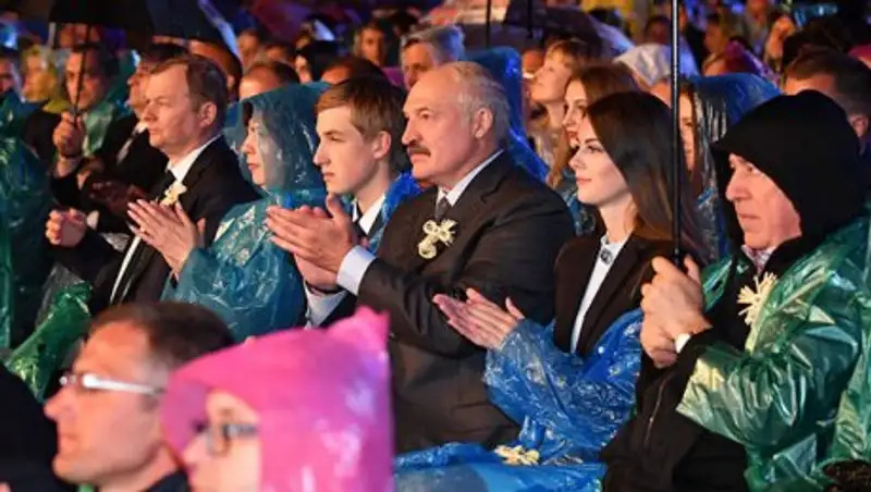 Лукашенко появился с красивой девушкой