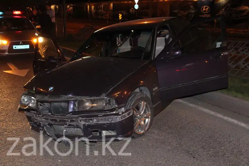 В Алматы водитель БМВ снес несколько метров разделительного ограждения на проспекте Аль-Фараби (фото), фото - Новости Zakon.kz от 15.04.2013 15:21