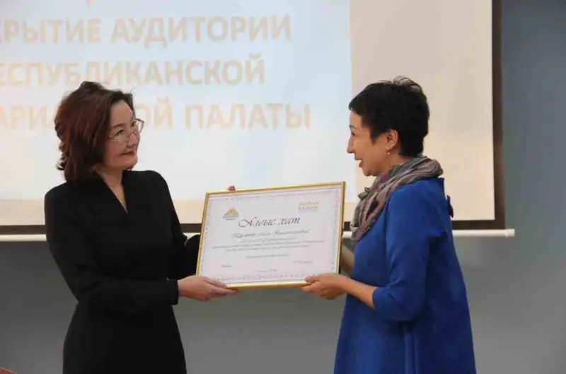 В КАЗГЮУ в честь 25-летия Независимости открыта именная аудитория Республиканской нотариальной палаты В КАЗГЮУ в честь 25-летия Независимости открыта именная аудитория Республиканской нотариальной палаты, фото - Новости Zakon.kz от 09.12.2016 21:16