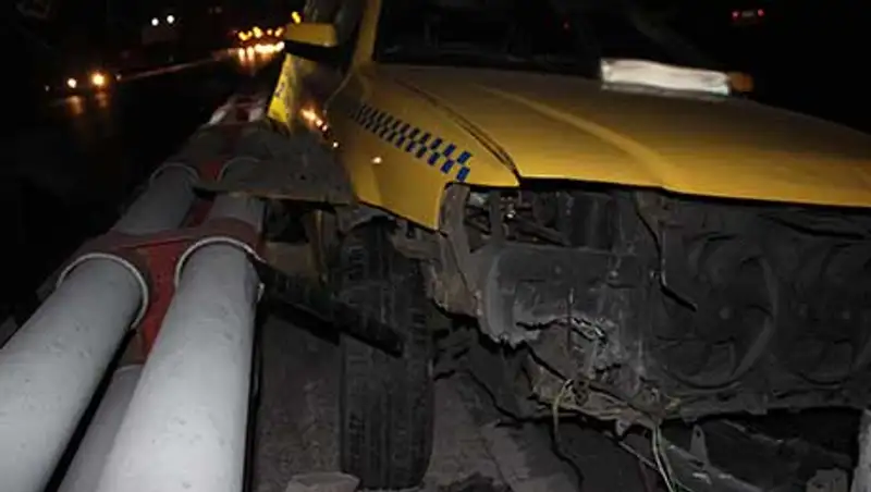 Две машины такси протаранил пьяный водитель Мерседеса в Алматы (фото), фото - Новости Zakon.kz от 18.11.2013 20:48