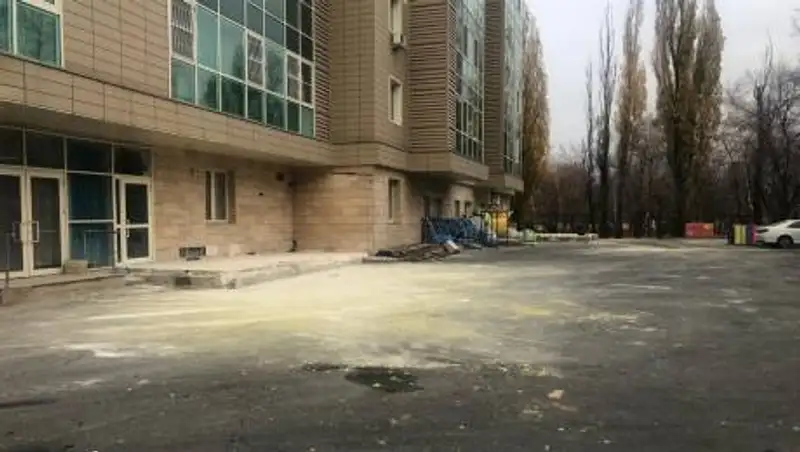 В Алматы снесли незаконную пристройку к элитному ЖК